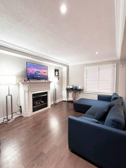 Room In Oshawa, 24/7 Security, Free Parking エクステリア 写真