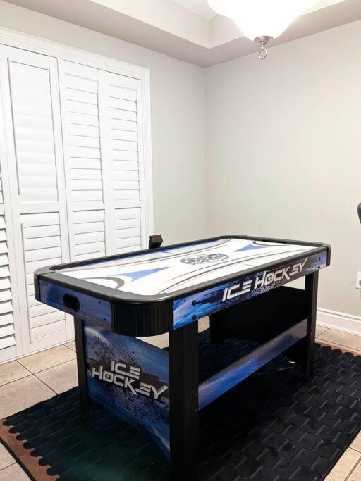 Room In Oshawa, 24/7 Security, Free Parking エクステリア 写真