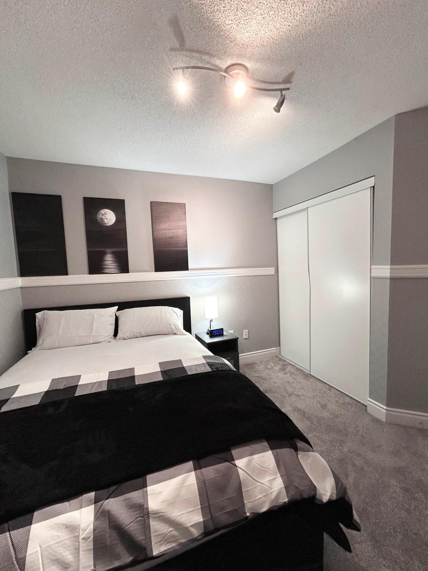 Room In Oshawa, 24/7 Security, Free Parking エクステリア 写真