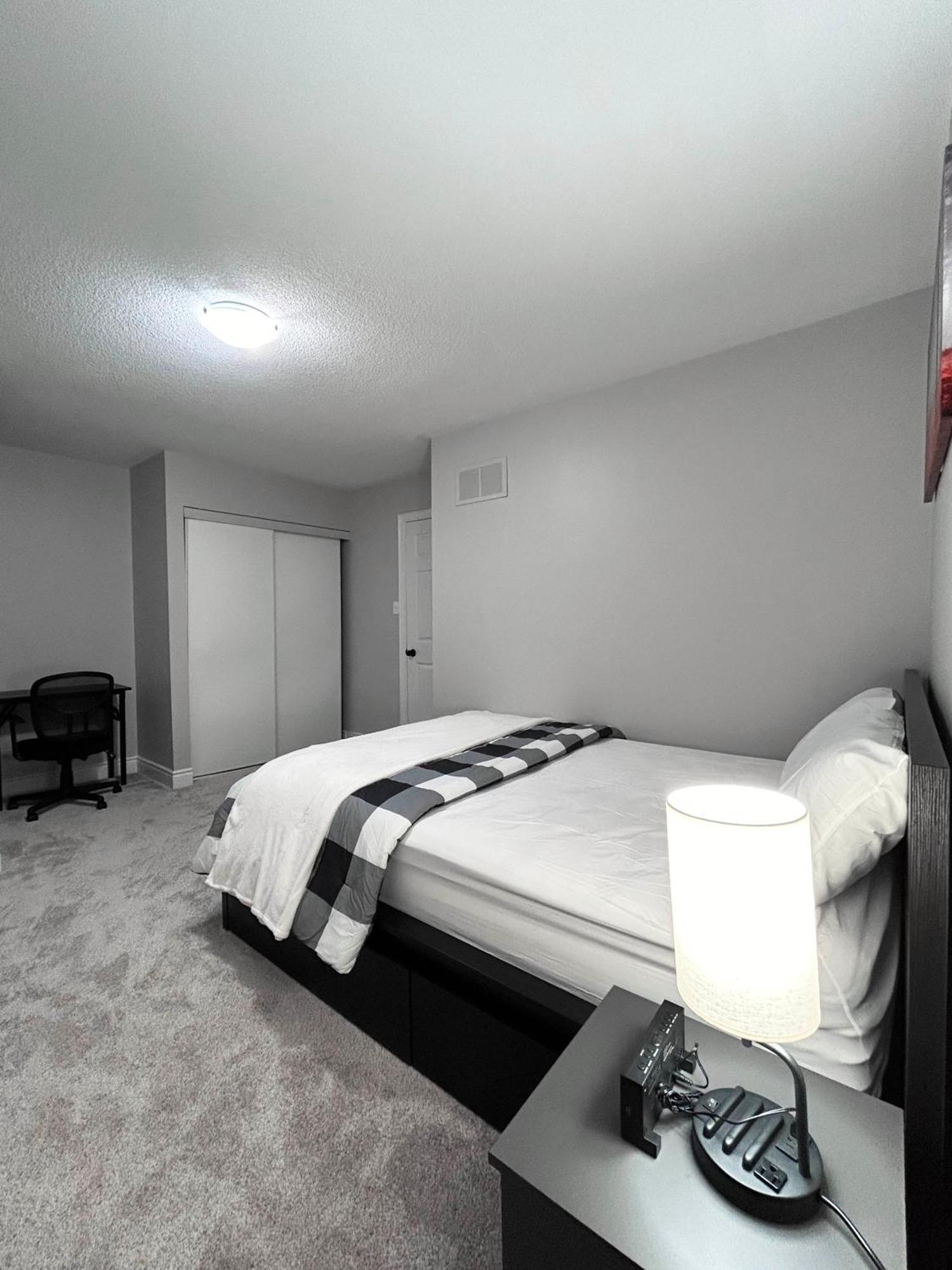 Room In Oshawa, 24/7 Security, Free Parking エクステリア 写真